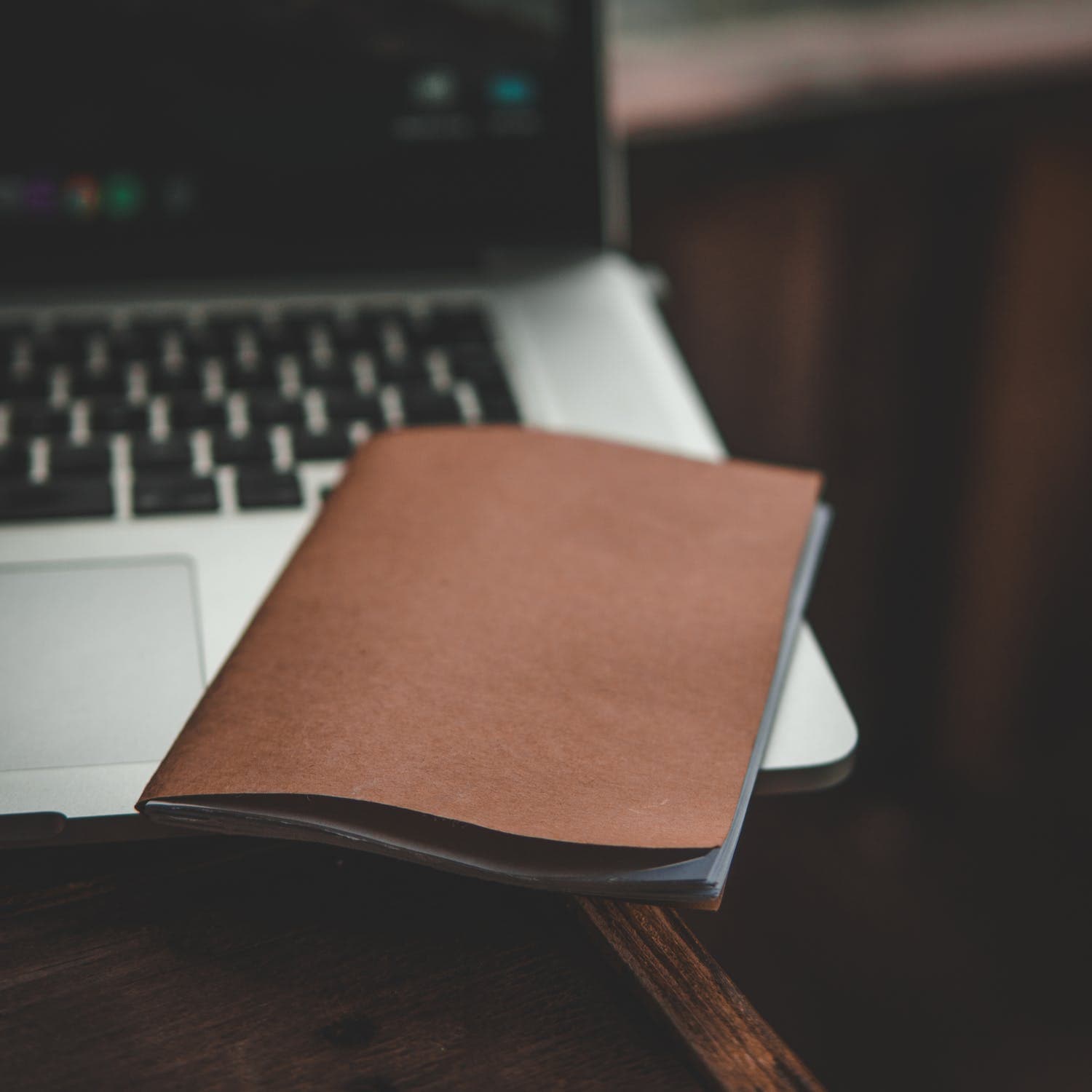 ordinateur portable et calepin